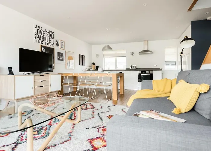 The Press House - Stylish 2Bdr British Design Home